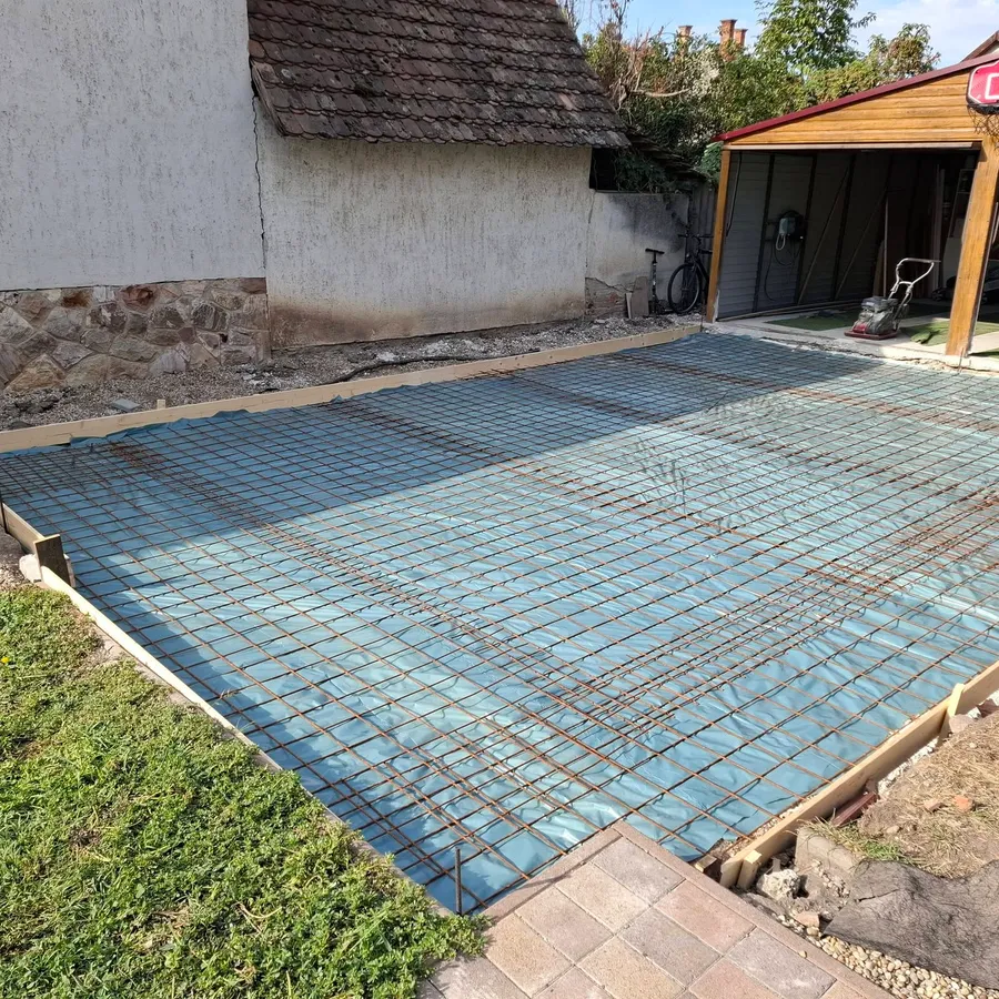 Udvari betonlap, munka előtt