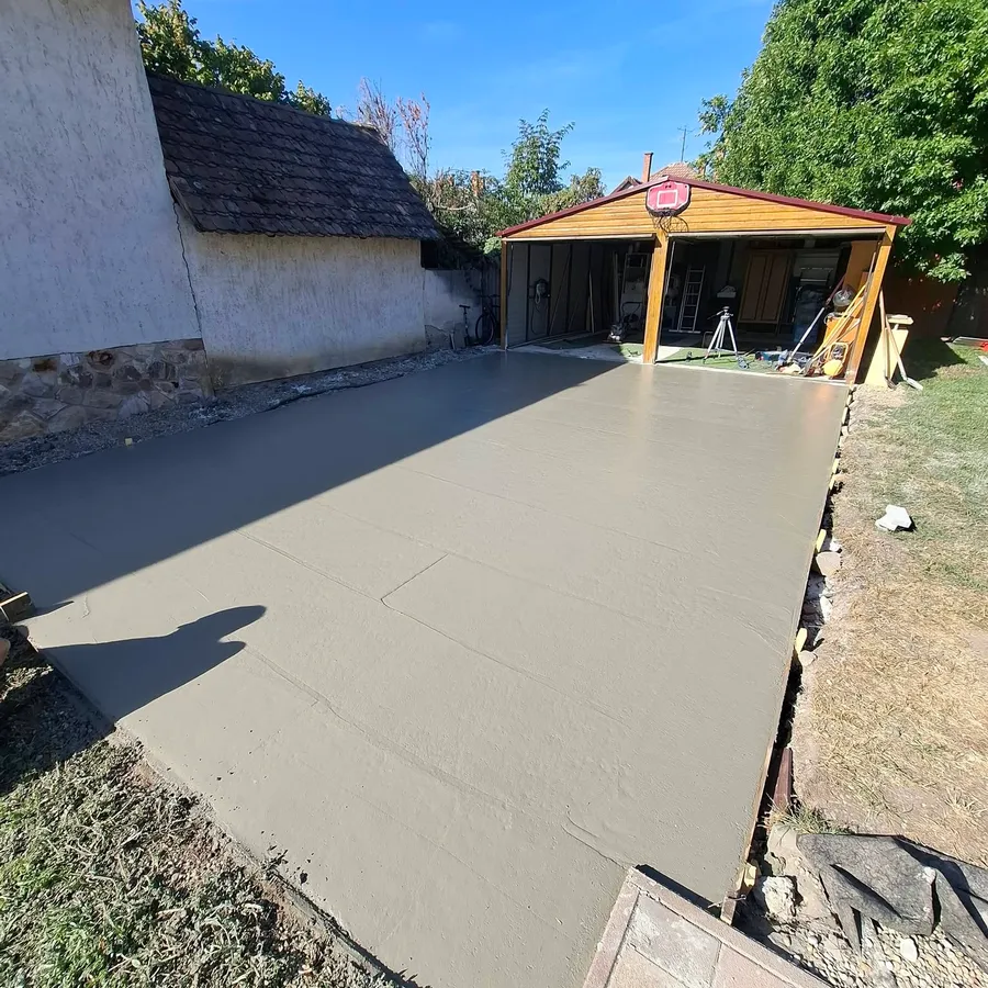 Udvari betonlap, munka után