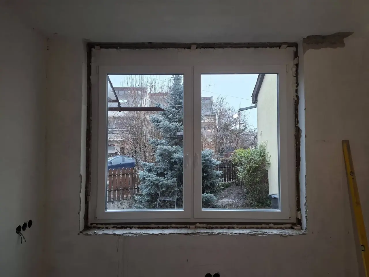 Frissen beépített fehér műanyag ablak